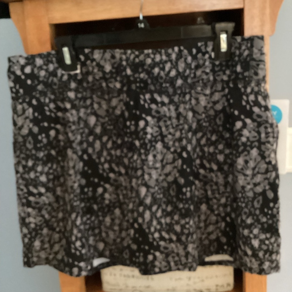 Marika Black and Gray Patterned Skort